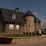 Les pantoufles dans le pré